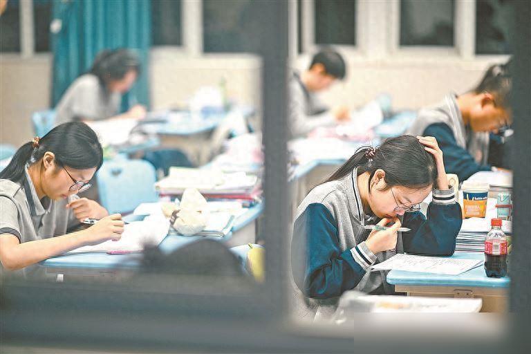 2026年高考数学卷子交上去的那一刻，全国不知道多少刷了三年的考生心里一凉——老