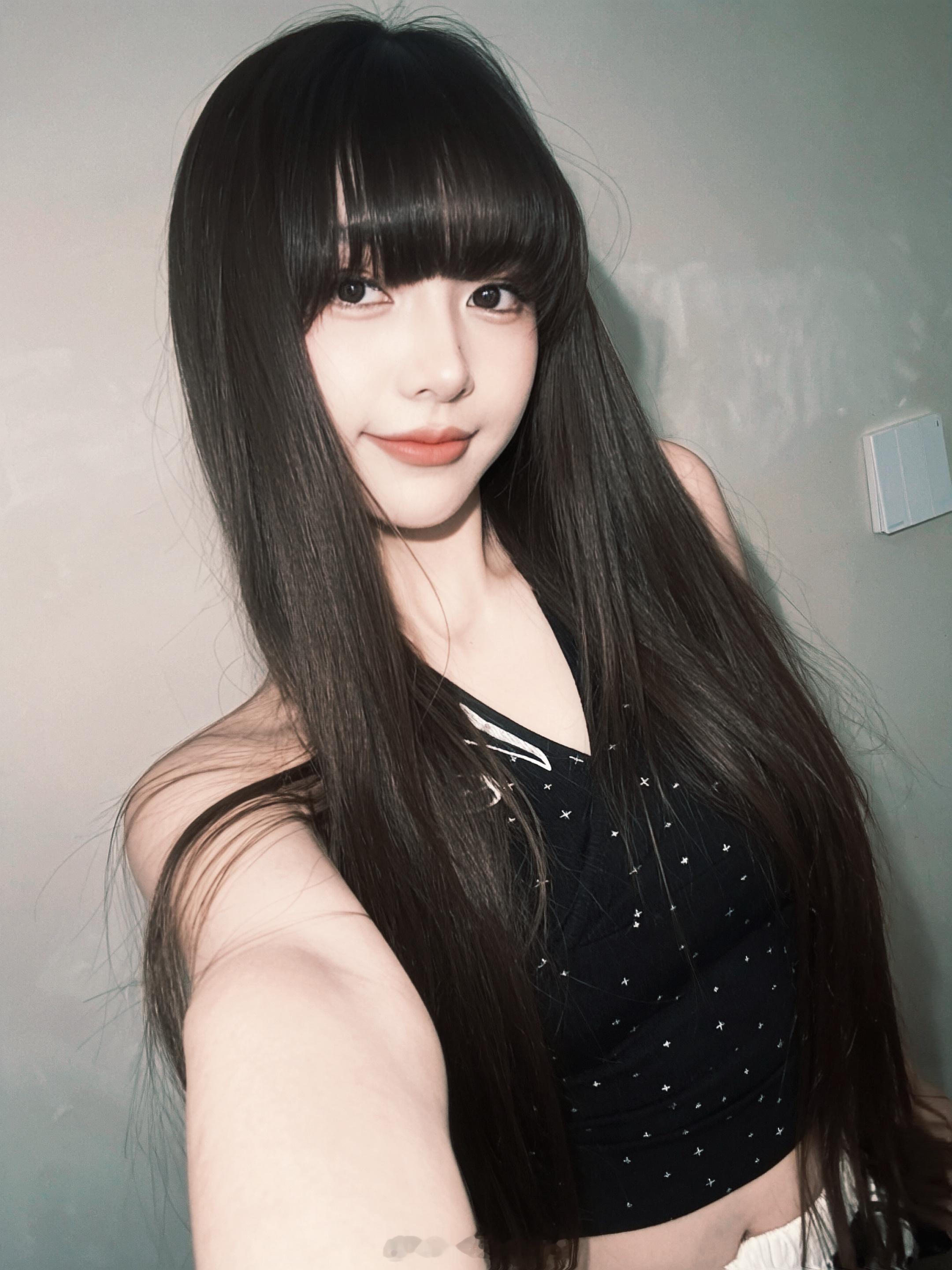 自己剪了个齐刘海，只能美丽半小时，然后就变成了条形码 