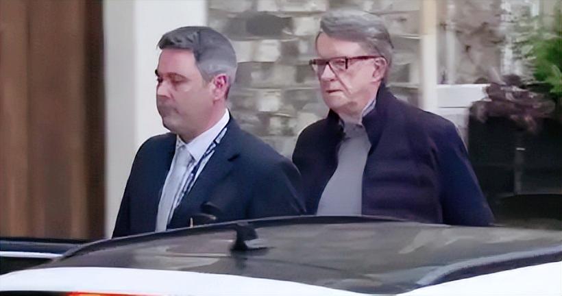 英国又出大瓜了！72岁的前驻美大使彼得·曼德尔森被便衣警察从家里薅走了，他的两处
