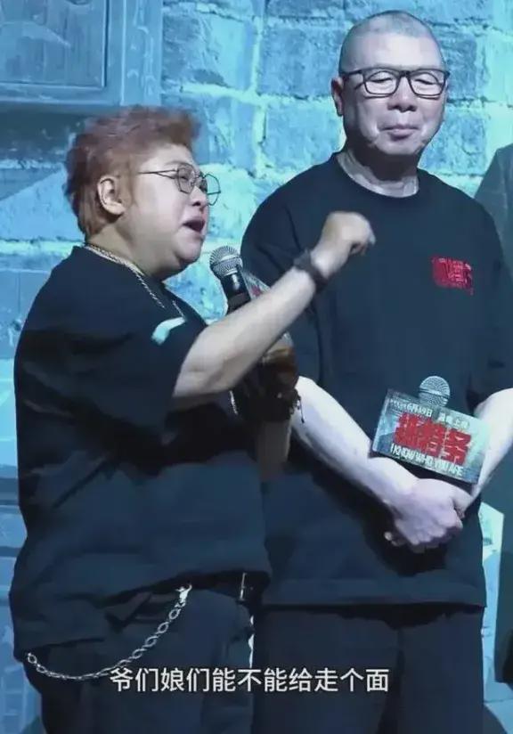 韩红纯属“背锅”，冯小刚的电影也说得过去。
韩红一句“大伙儿给走个面儿”，影视圈