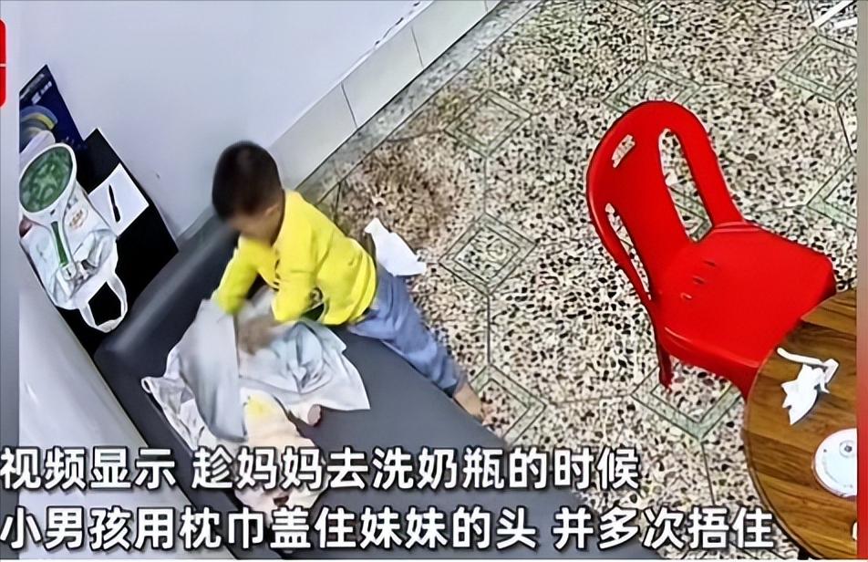 天生坏种？一2岁半的广东小男孩，居然趁妈妈去洗奶瓶的空隙，拿起枕巾几次三番捂住妹