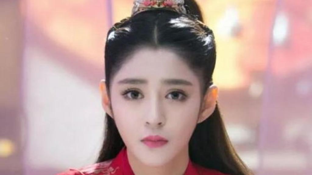 你知道吗？女演员李心艾居然暴瘦了80斤。4月29日她现身直播，面部颧骨突出、双颊