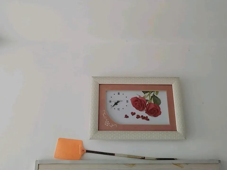 这就是我的十字绣作品，秀的一块钟表，已经伴随我十几年了。不仅好看，还能给我提供作