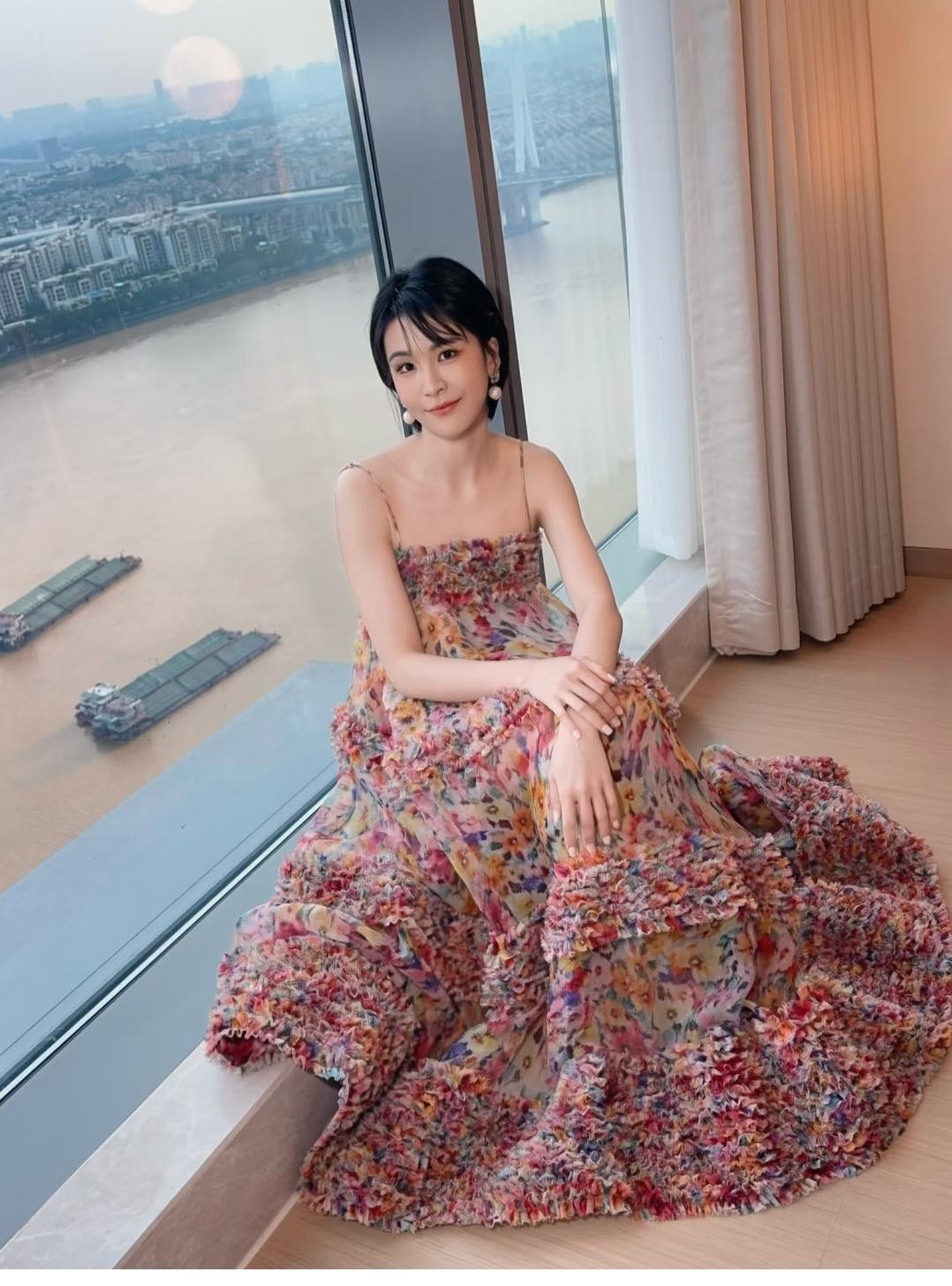 曾沛慈，碎花裙不显高级。