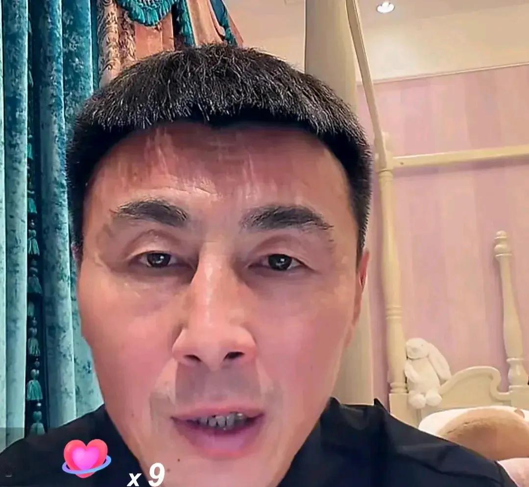 前国脚李玮锋表示，他有一个问题至今都不敢去问李明。
李玮锋在直播时透露，2001