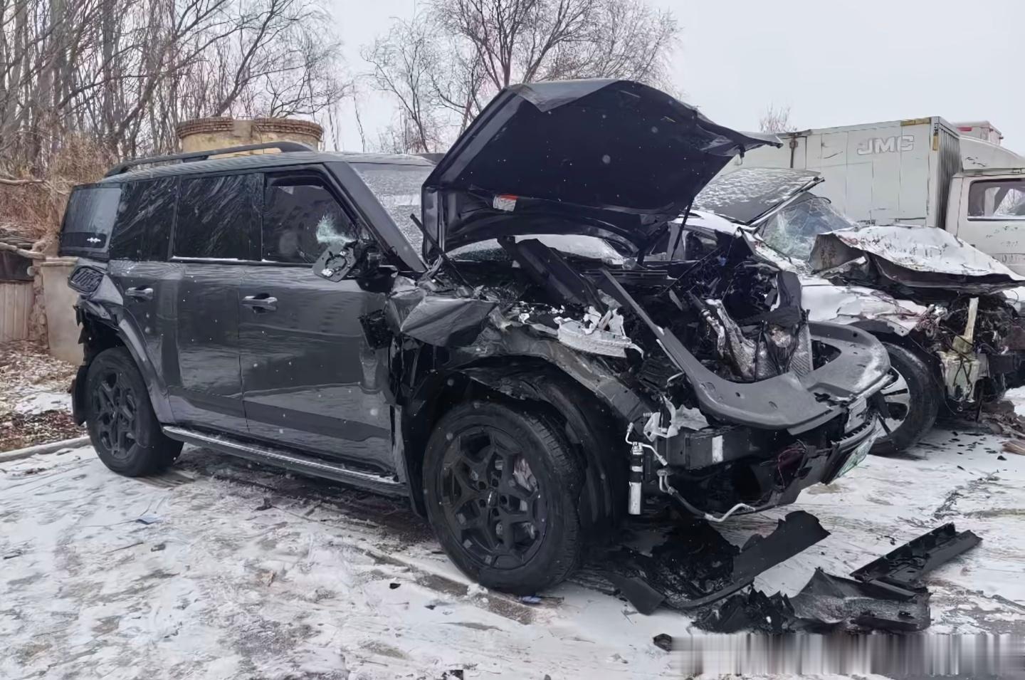 钛7遭遇大货车前后夹击车主乘客平安钛硬啦钛7