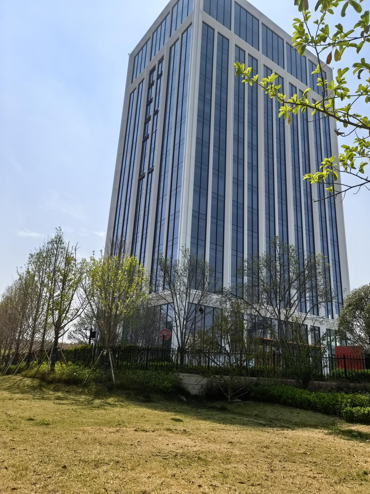 昆明呈贡这边的云南华为大厦，华为的这幢云南总部办公大楼对周围的影响还是在慢慢的呈