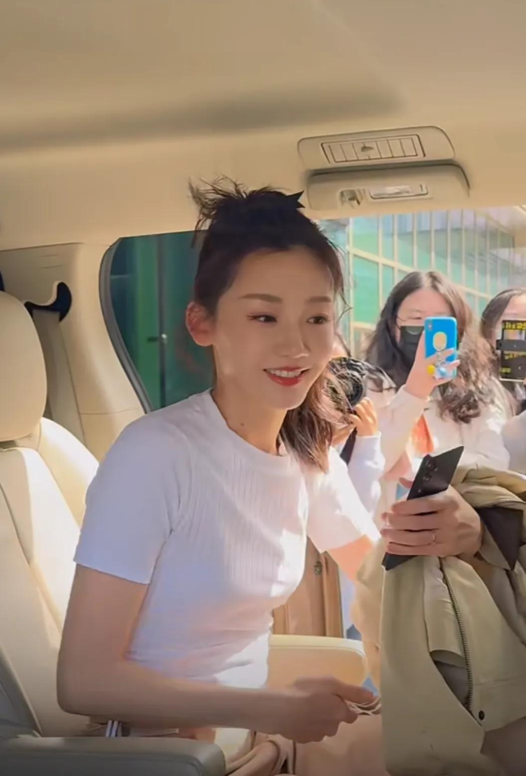 苗苗《乘风破浪的姐姐5》下班路透，虽然我对她没好感，但是光凭这个身材我就佩服她，