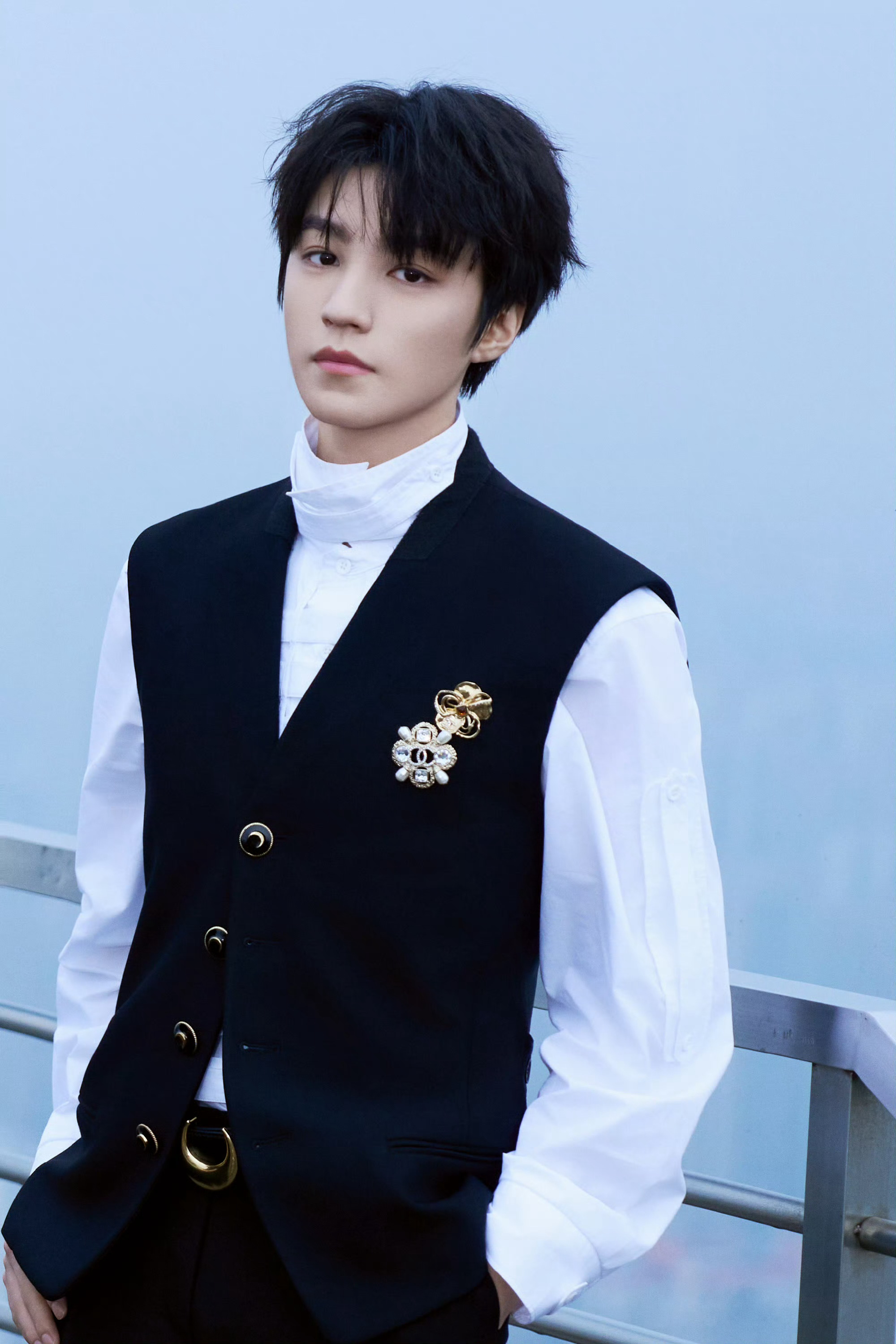 王俊凯  今日乘风 2026 造型，以“送考人”的身份惊喜助阵徐洁儿，两人现场复