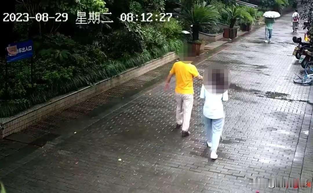 浙江湖州，18是女孩卫校毕业后，在门诊跟着60岁的老中医学习，女孩拿他当师傅当长