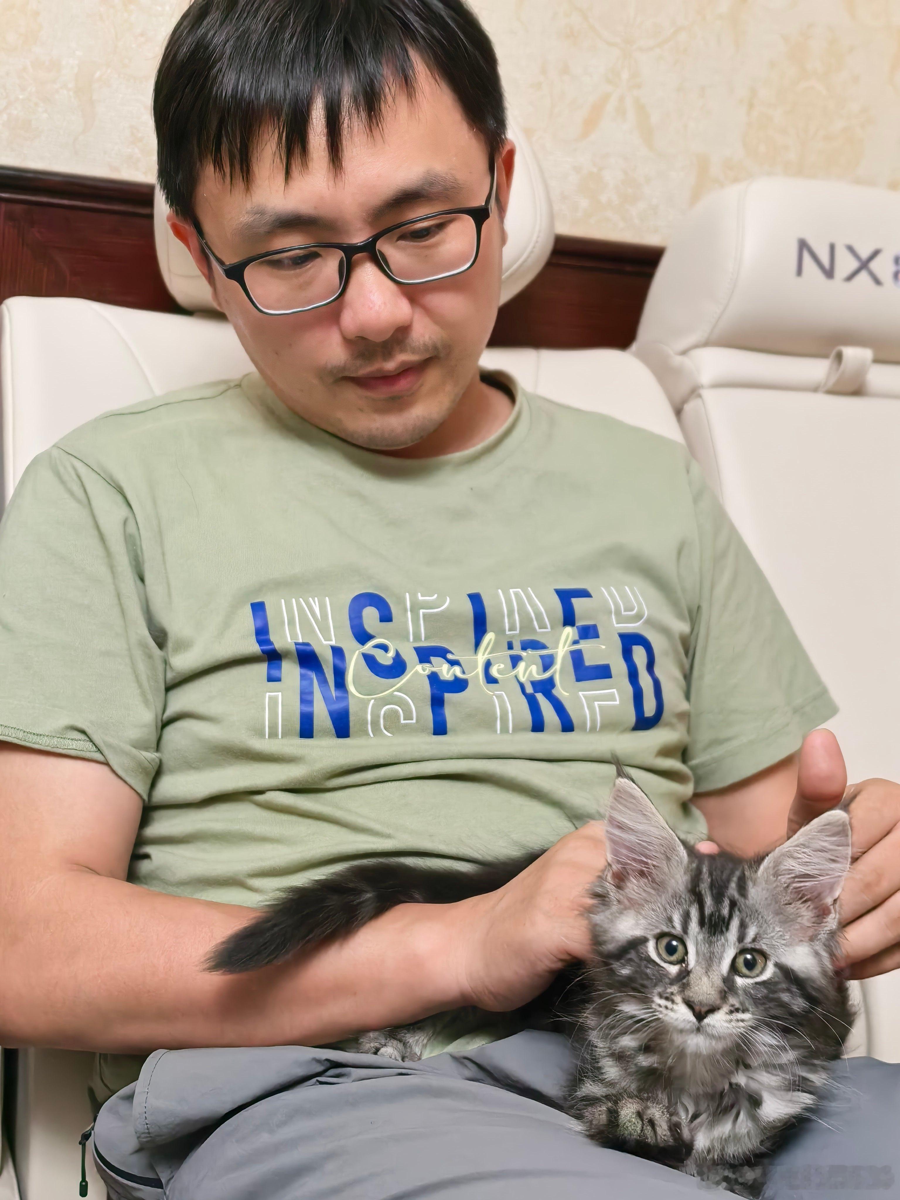 人生第一次养宠物刚来的时候怕人，盘了一周，终于能上手了这只是小女儿调的毛孩子[超