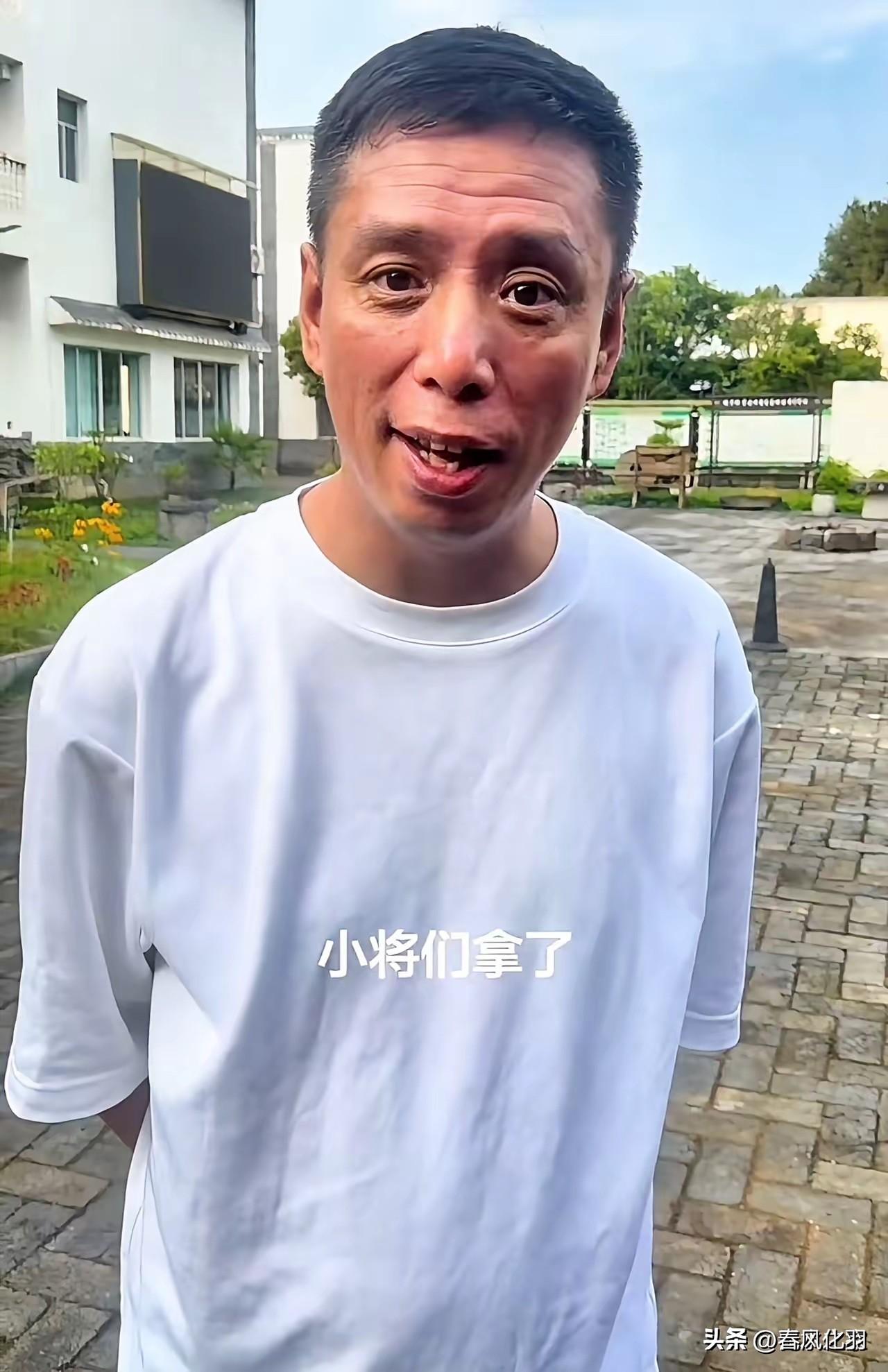 相声演员贾旭明，得知足球小将拿到了海外大赛冠军，情不自禁的开启了灵魂拷问：
“小