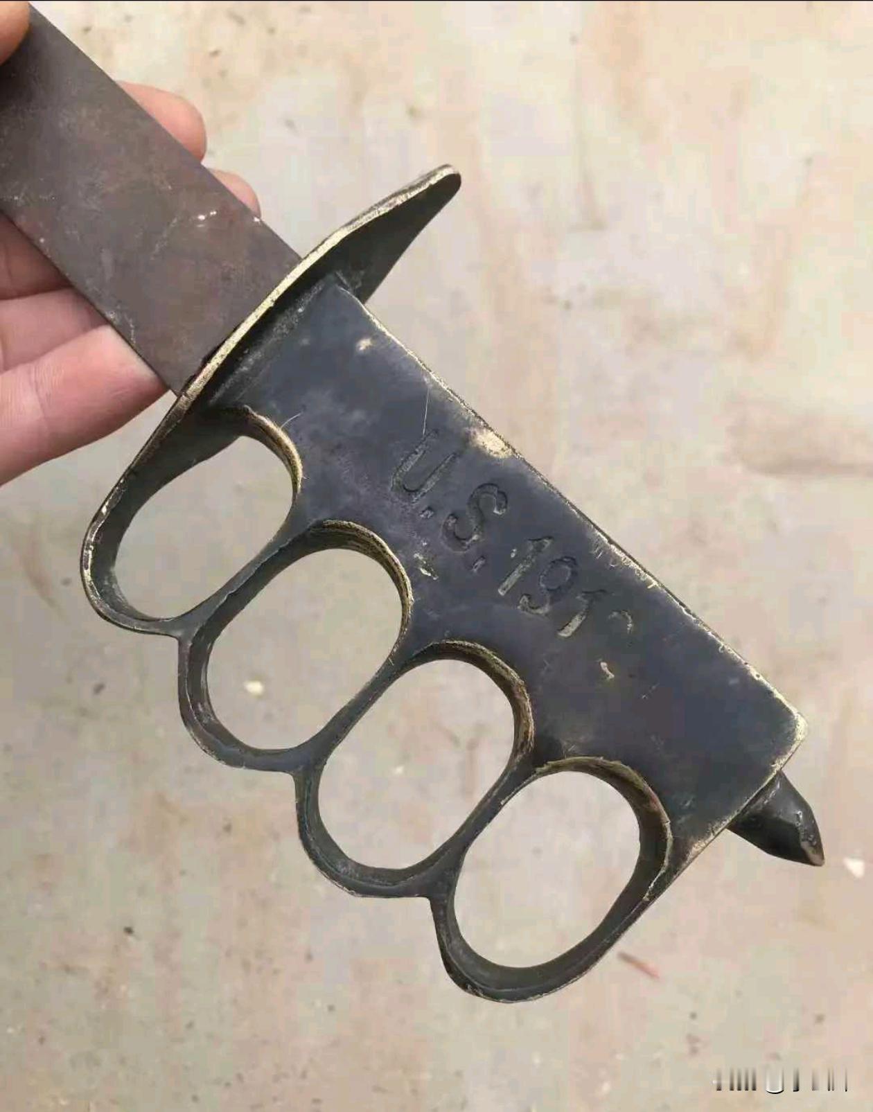 一战末期，美国人制造的长刃指挥刀，西方人都比较喜欢这个款式。