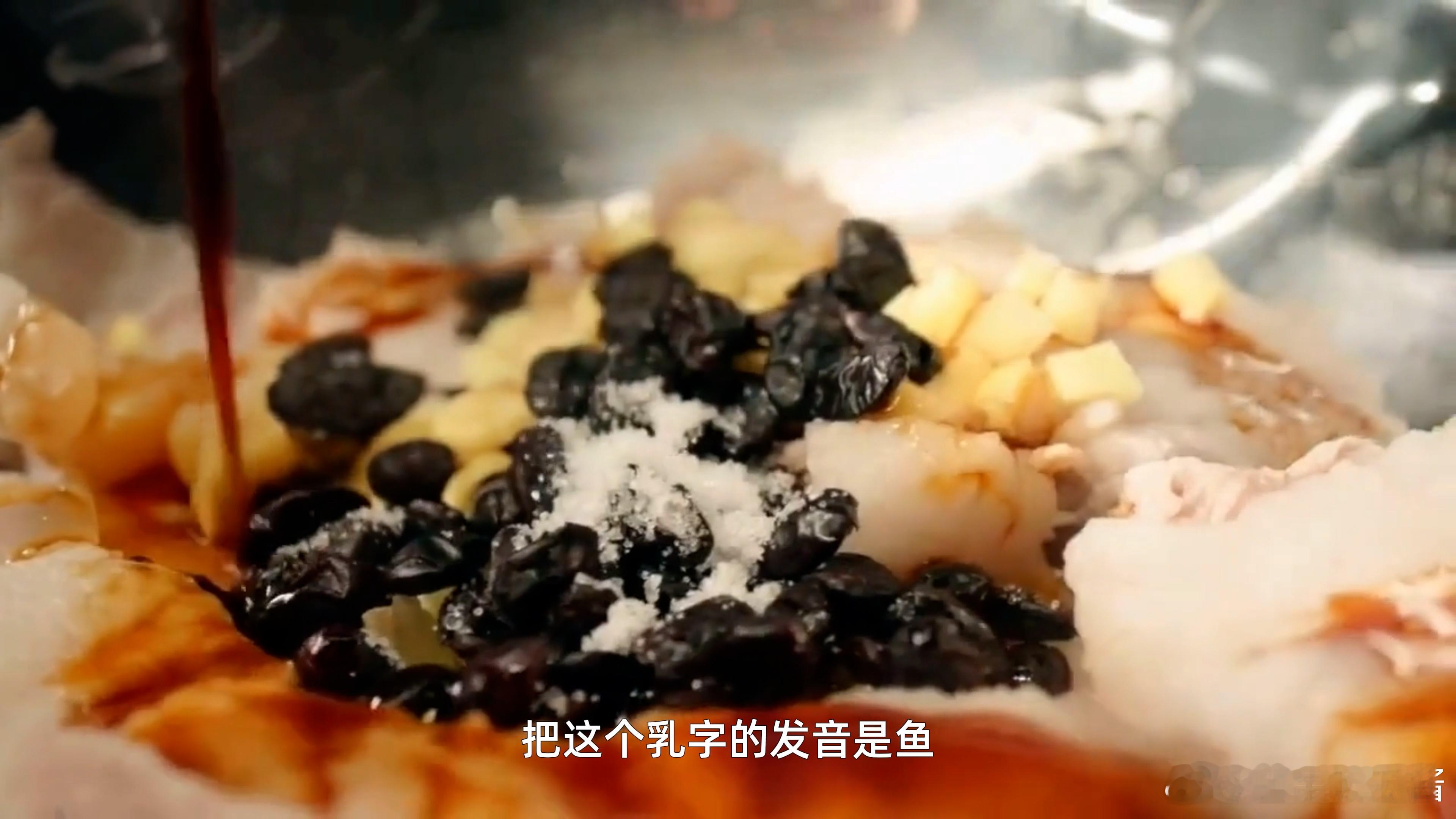 小伙上综艺力挺浏阳菜为第九大菜系在湖南吃的猫鱼蒸肉到底是啥猫鱼蒸肉的灵魂就是腐乳