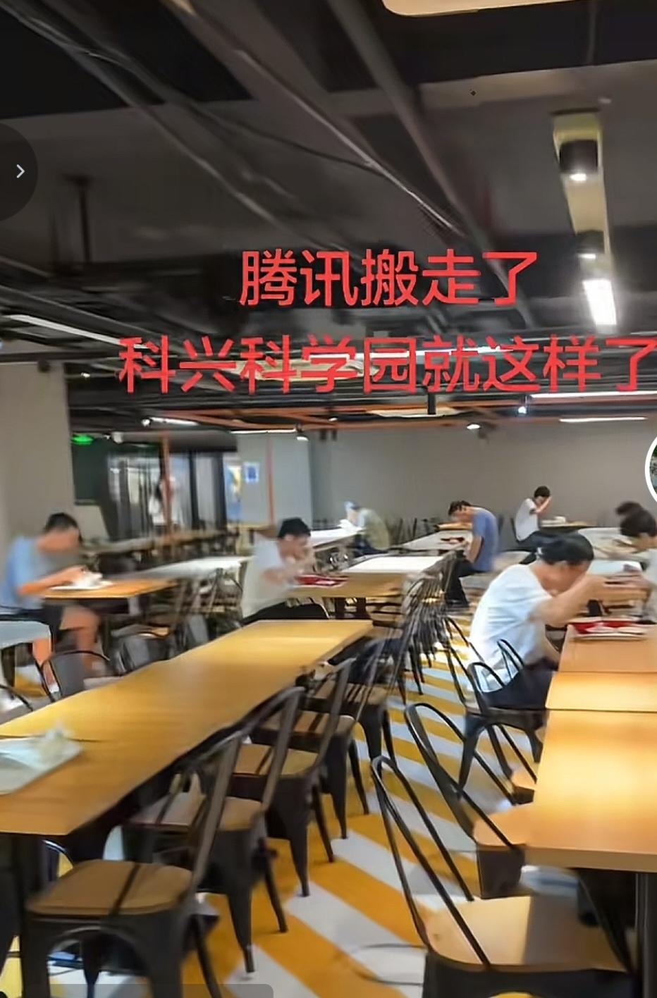 王月眉被驱逐出境，她的下场会很惨。
她在中国是上得台面的《纽约时报》驻京记者，表