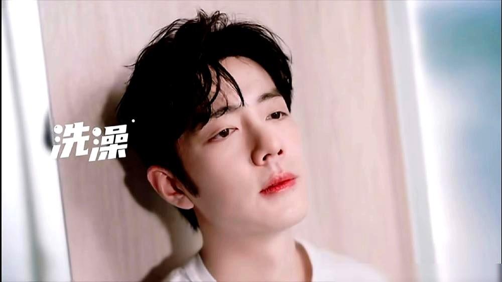 又看到他的新广告，白衬衫一丝不苟，人就安安静静坐在浴缸边，只搓那一小截胳膊的泡沫