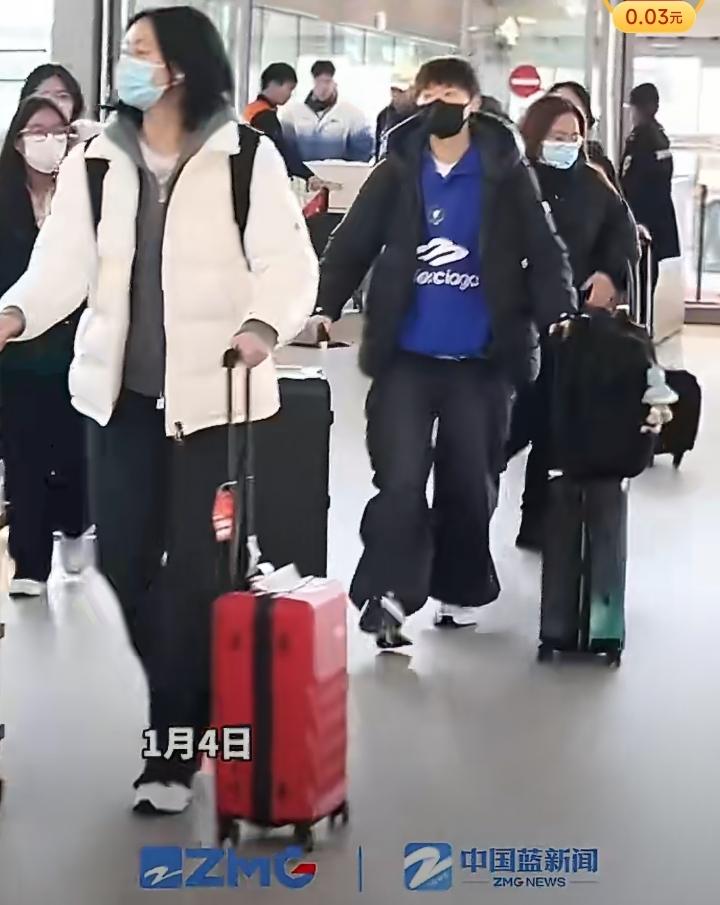 曼昱和国乒主力们出征多哈冠军赛[奋斗]！
国乒开启中东征战序幕！
身穿黑色羽绒服