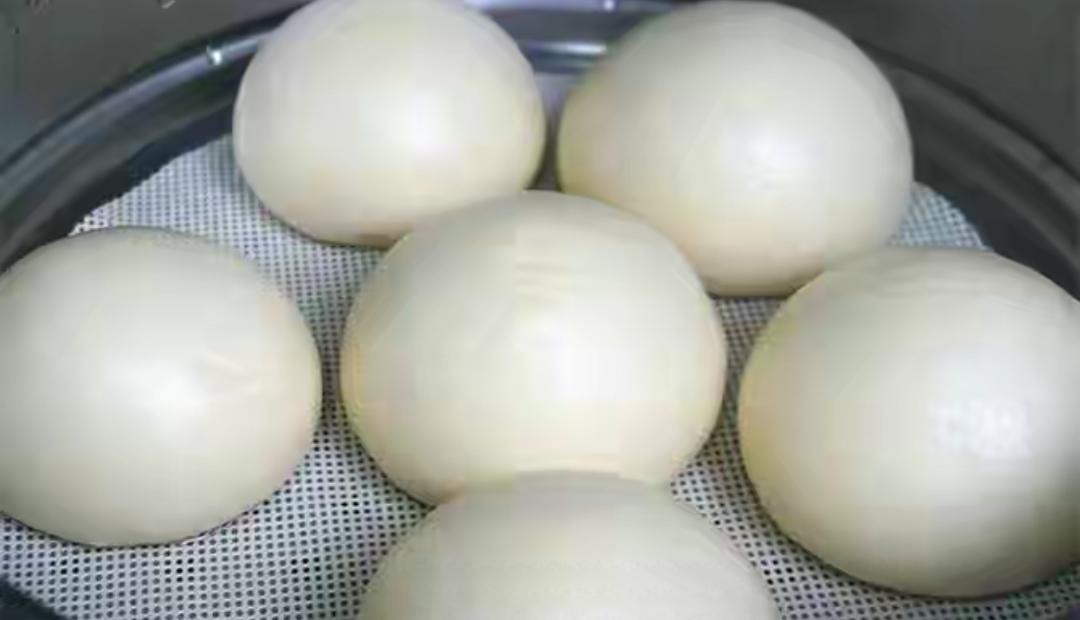 今天买的馒头太划算了，两元能买五个，附近也有卖一元三个的。还有一元两个的花卷和巧