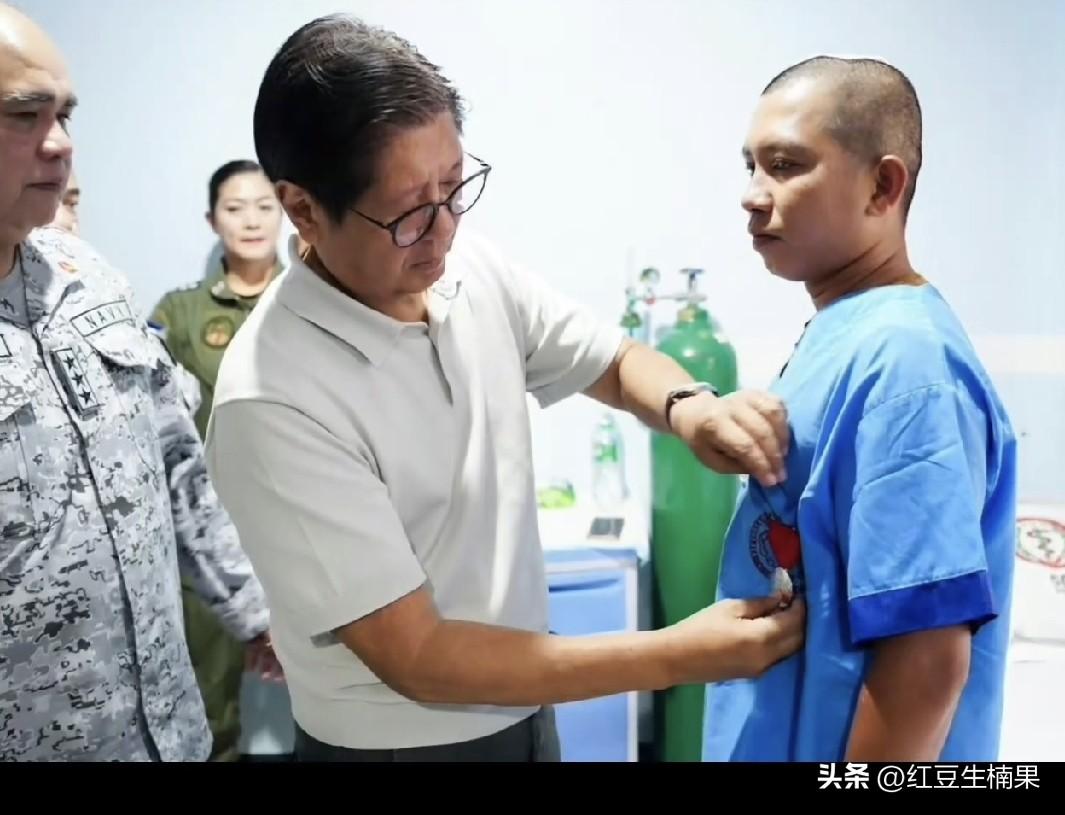 菲律宾总统看望仁爱礁与我海警冲突中受伤的军人，并给他们奖励十万元，（约合人民币1