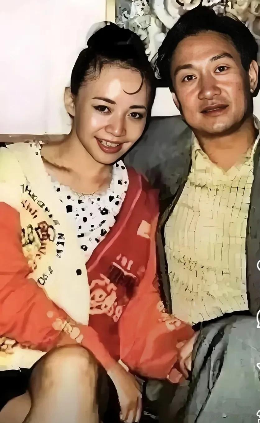1997年宋丹丹和现任老公赵玉吉的合照，真是男帅女美，般配极了。他们相识28天就