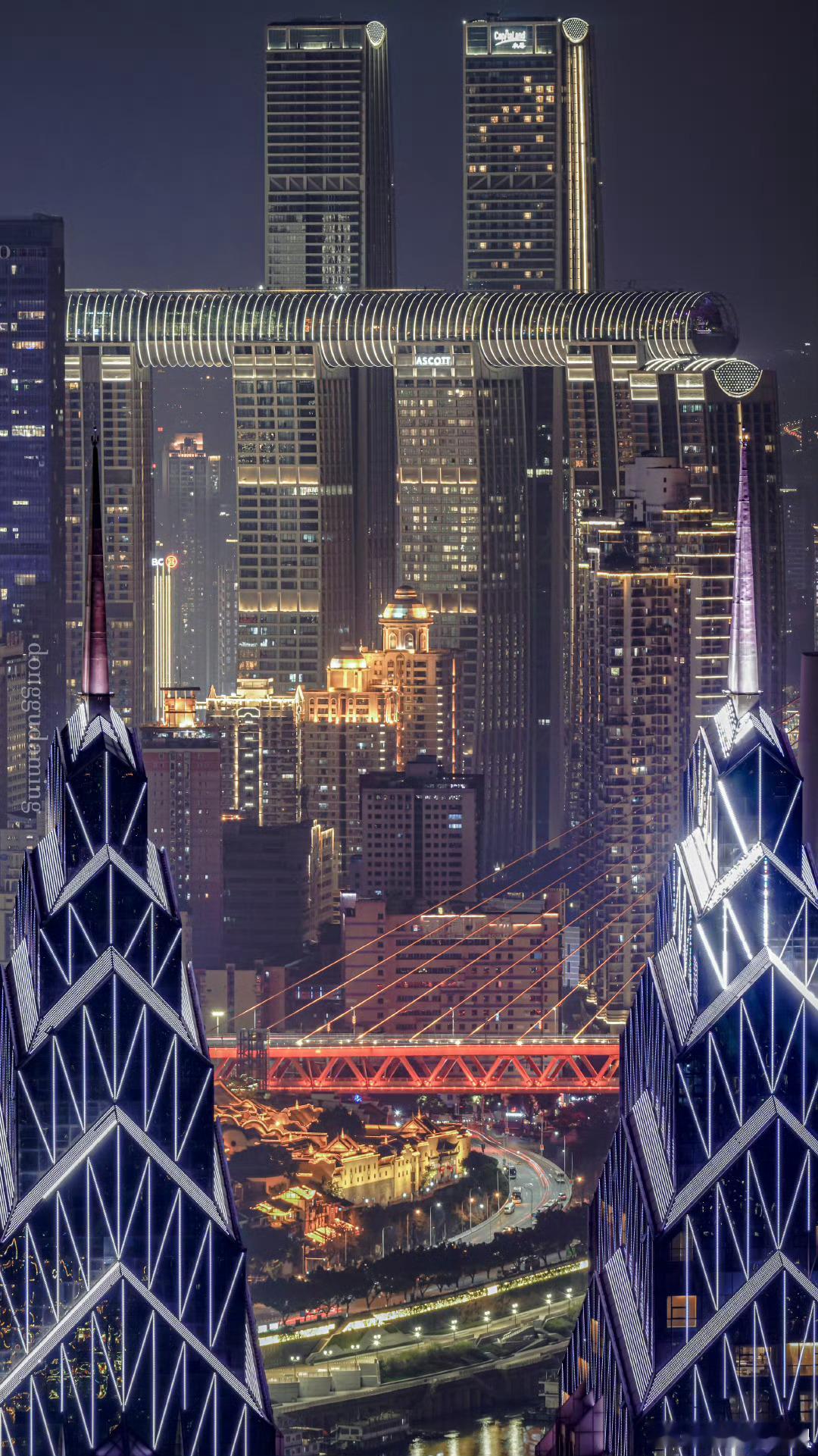 南岸掌管重庆夜景的神  重庆南岸，夜色迷人。繁华灯光下，它成为掌管这座城市夜间魅