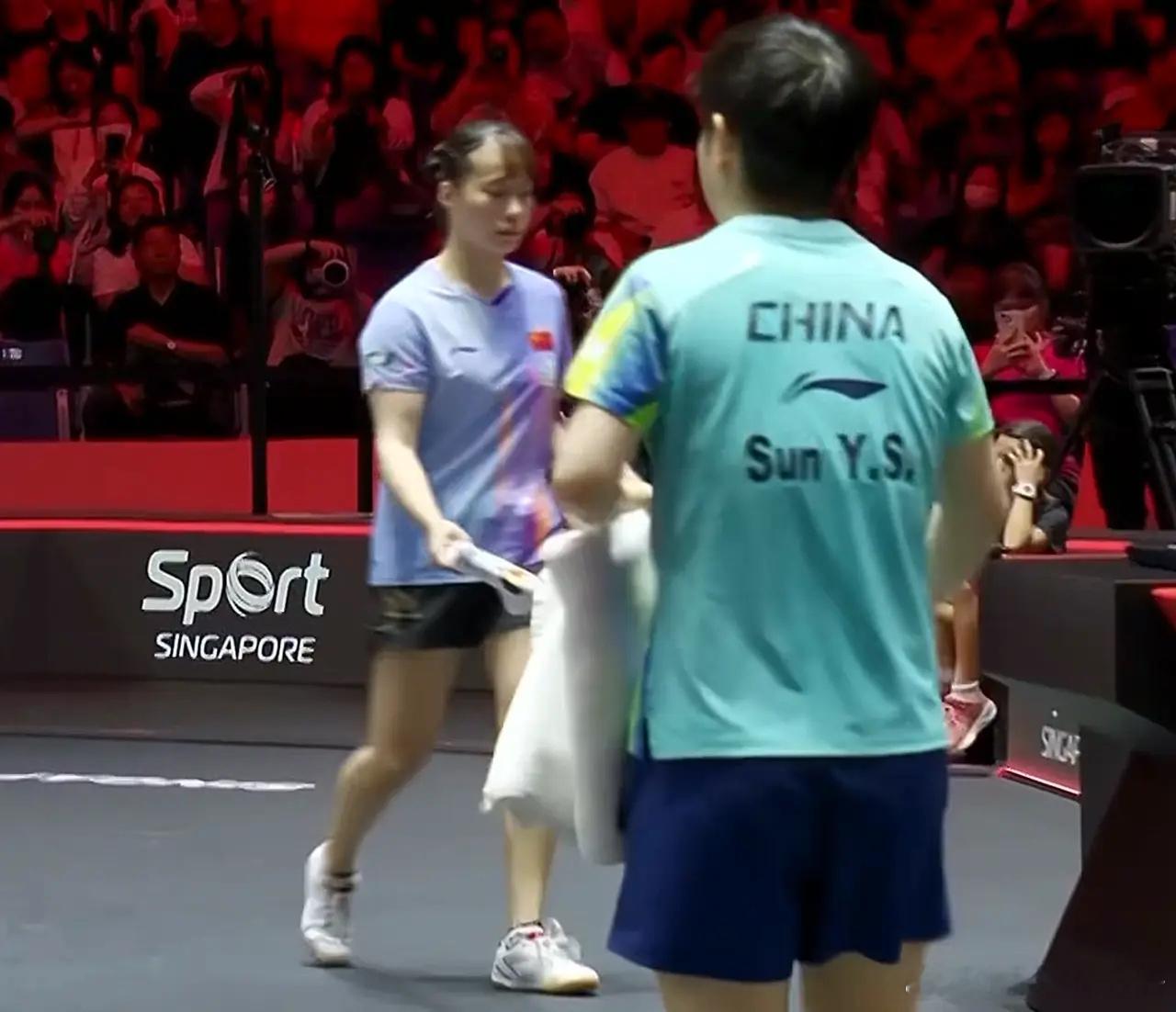 孙颖莎3-1石洵瑶晋级八强！孙颖莎一四局压制，并拿捏关键分！新加坡大满贯女单1/