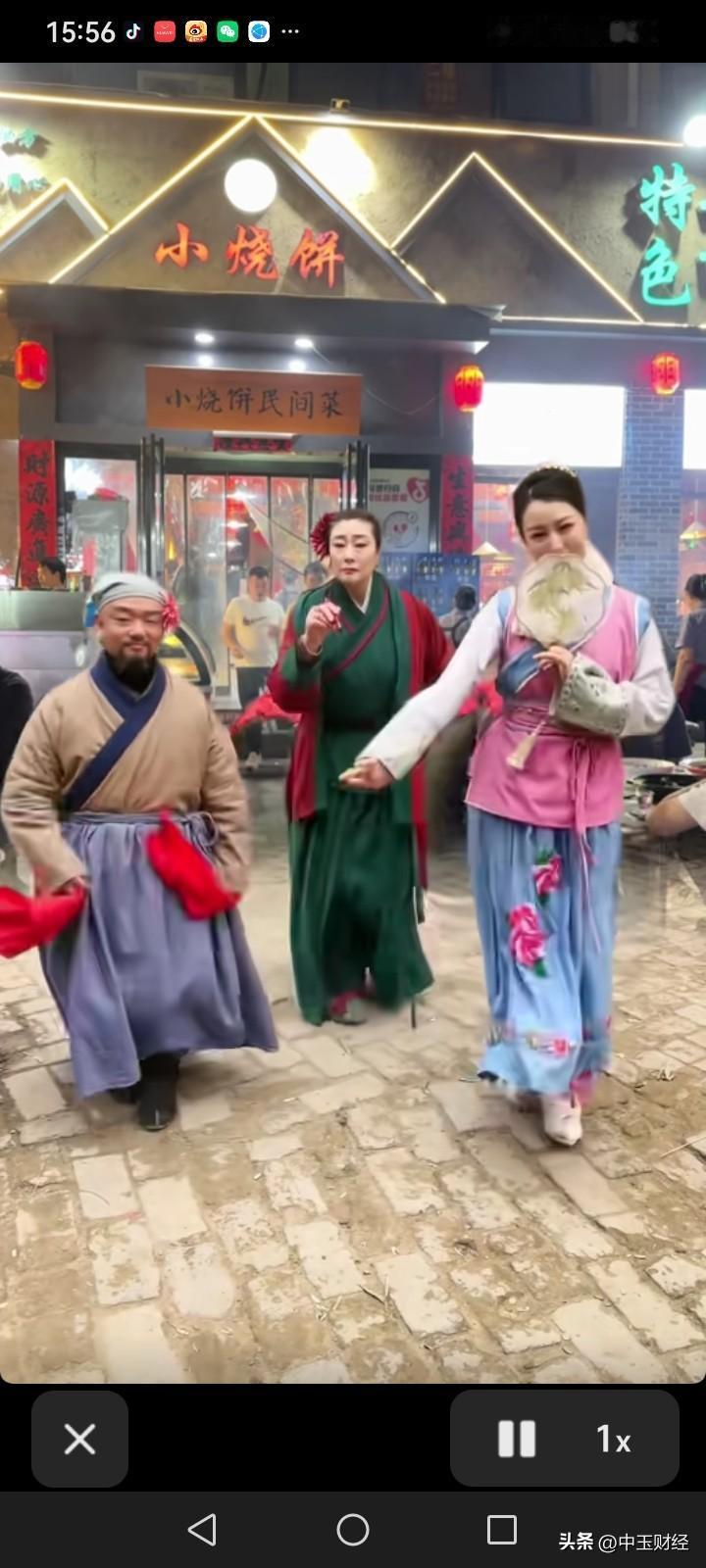 这看起来是一场有趣的古装主题探店活动！
 
视频里的几位演员穿着古装，正在一家名