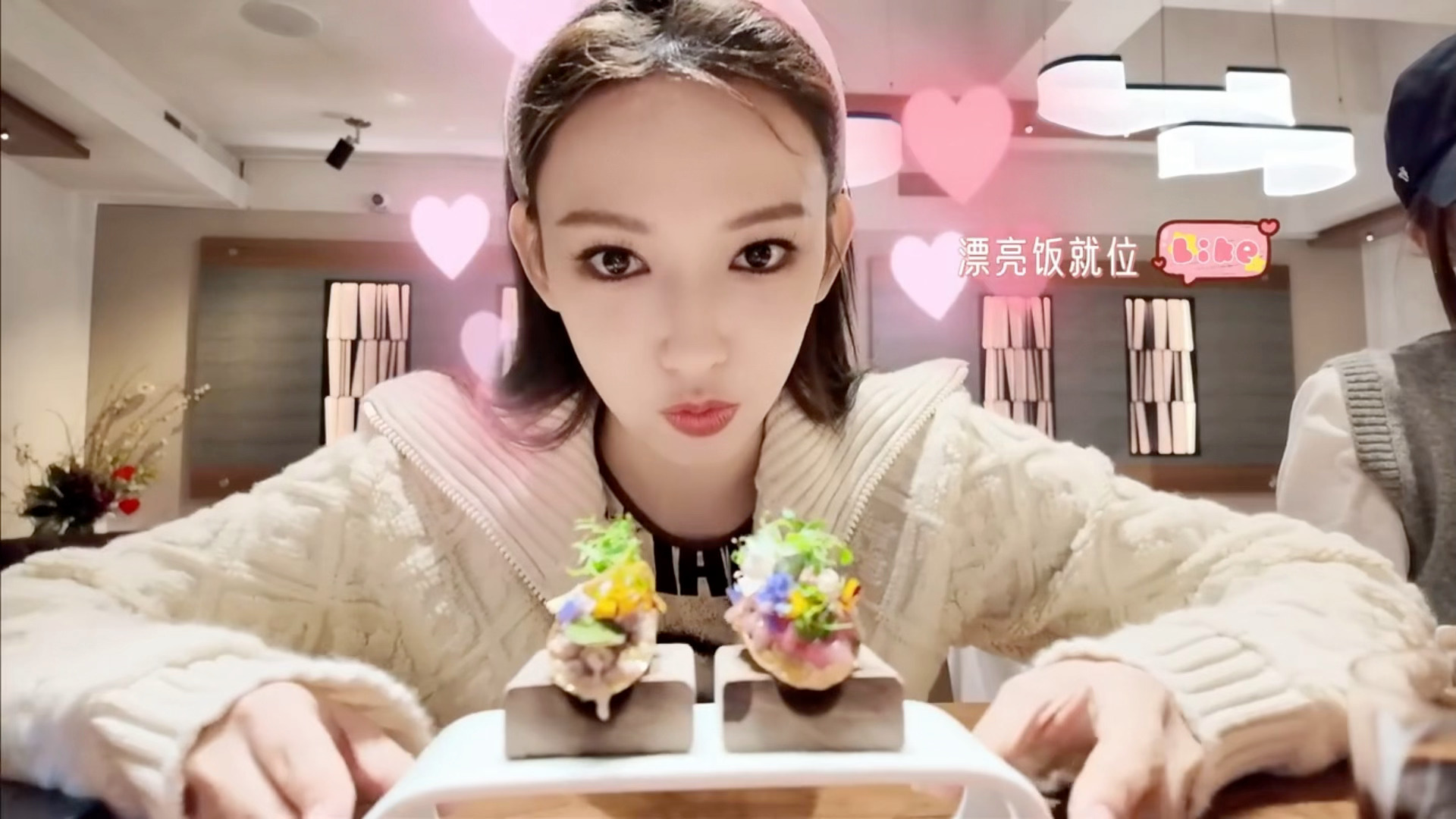 芝士娱乐 今晚晚饭的下饭素材🈶了‼️今日份营业vlog里的程潇太可爱啦 程潇