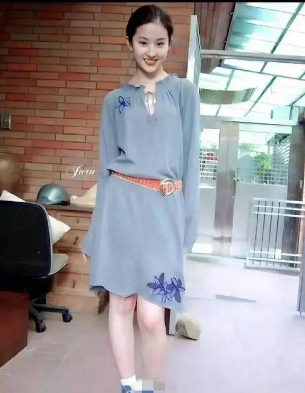 近日都在疯传她这一张学生时代的照片，这就是传说中的少女时期就美的“倾国倾城”，说