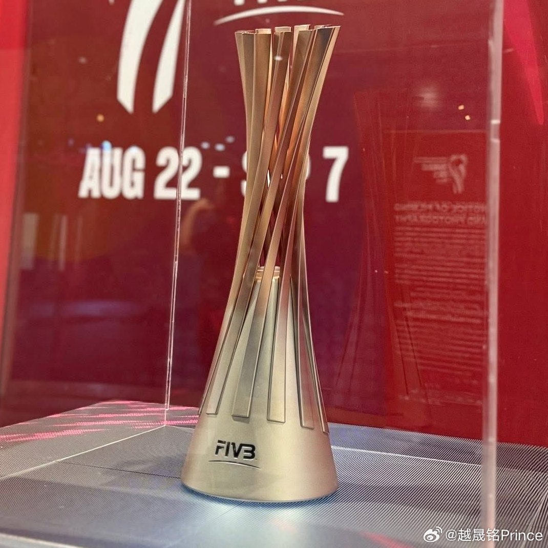 🏆 2025年女排世锦赛的冠军奖杯；哪支球队能最终问鼎，让我们共同期待。 ​​