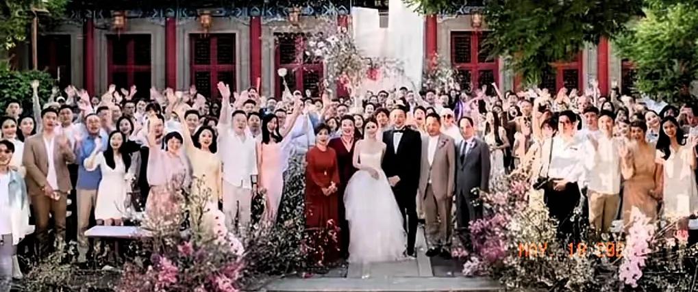 汪小菲和马筱梅结婚了，婚礼很盛大，双方家长和亲友都去了。但是，大家注意到汪小菲的