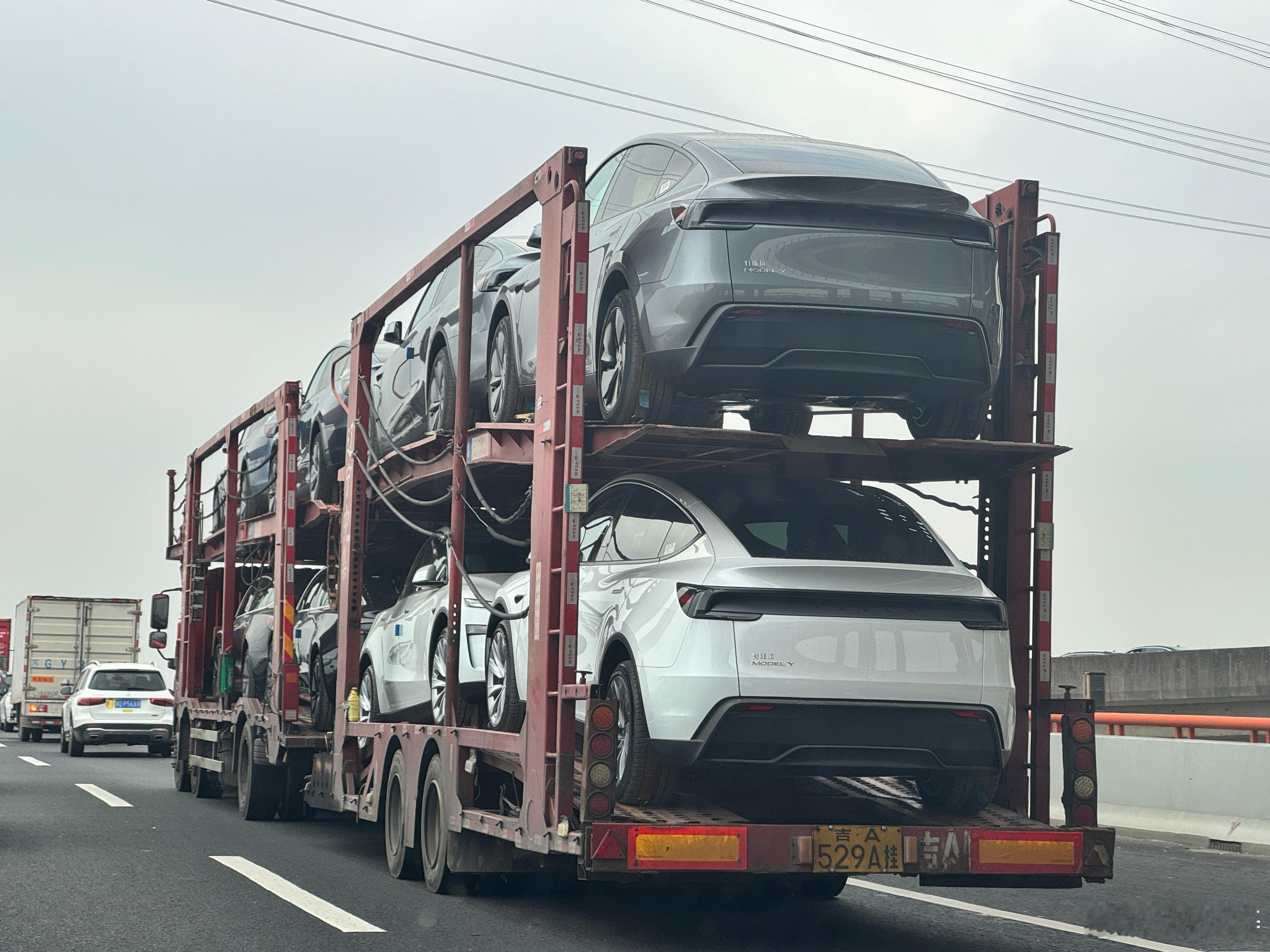 高速上正好看到新特斯拉Model Y，这车实车看的是真丑啊！  