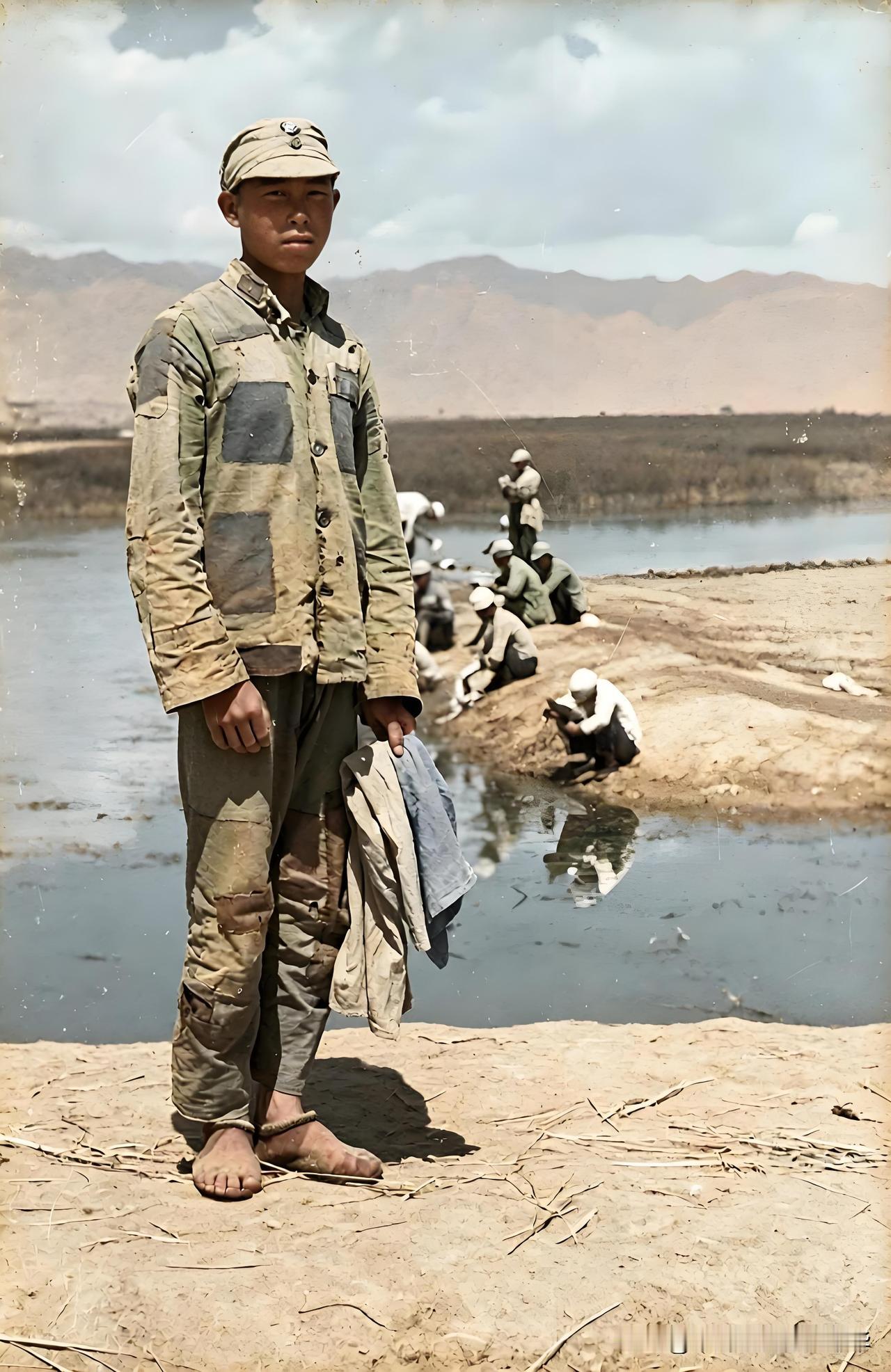这是一张极具震撼力的经典抗战影像
 1944年夏季，陕北延安延河岸边。这名八路军