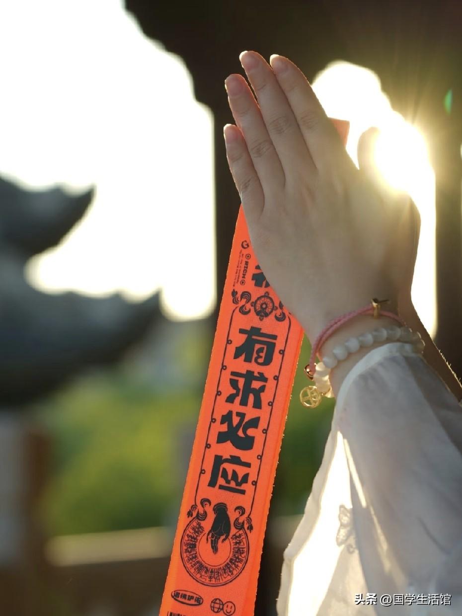 人老了才明白，攒钱不如攒福气，身子硬朗才是真家底！
 
人活一辈子，大半辈子都在