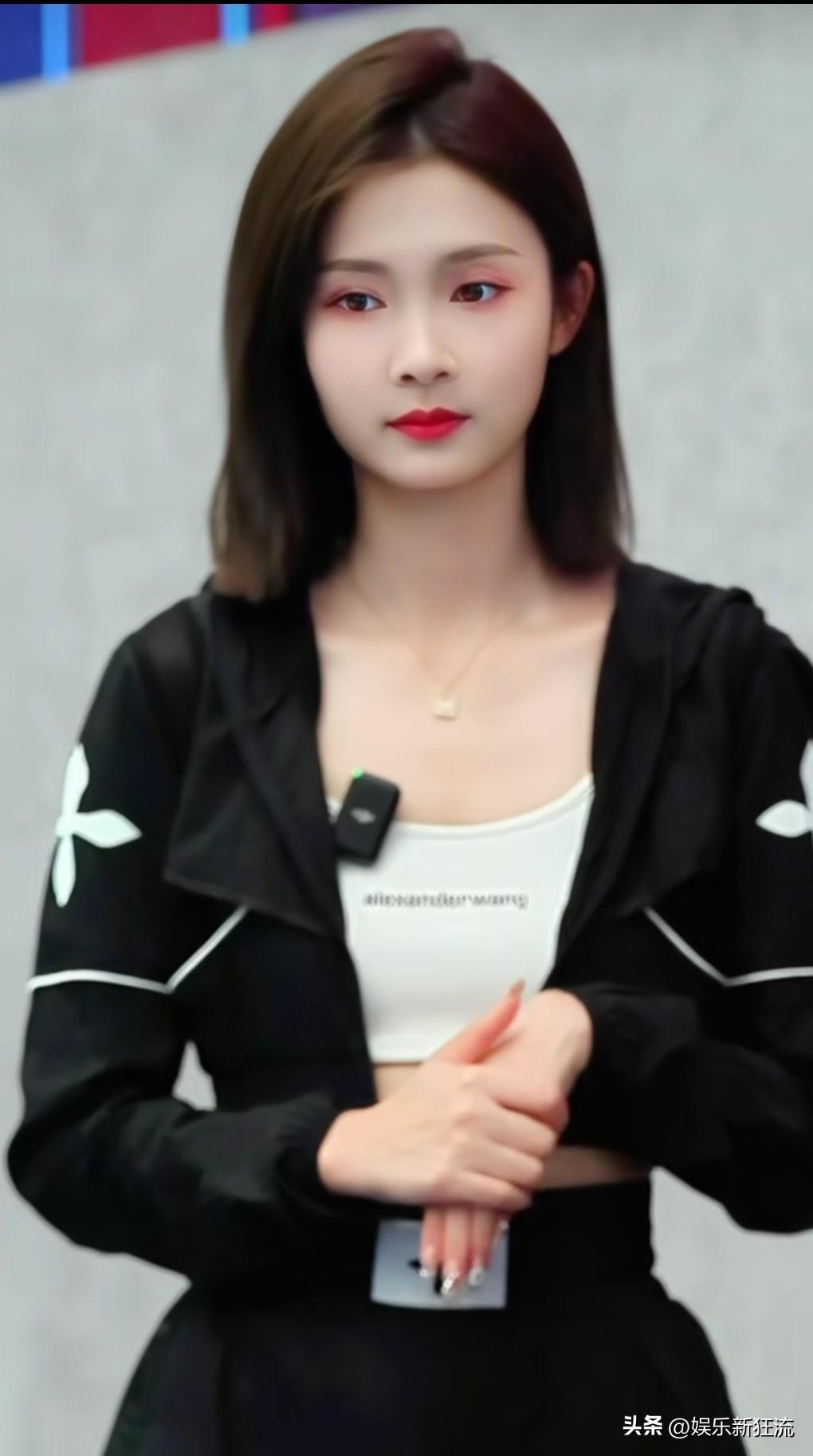 李凉凉，知名车模，文静起来甜美到可怕，众人皆知，她是车模界能言善辩的相声级选手，