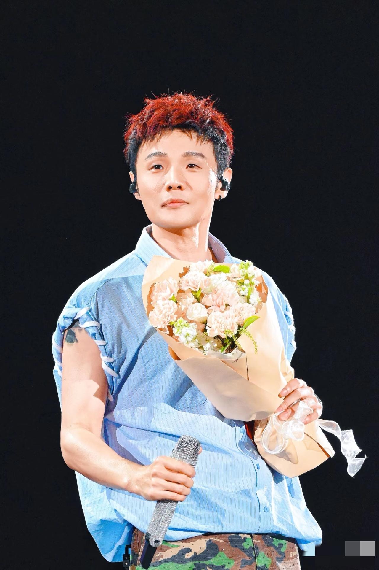 我能接受李荣浩维权，
也能接受李荣浩染了一头红头发，
可我真接受不了，他竟然是安