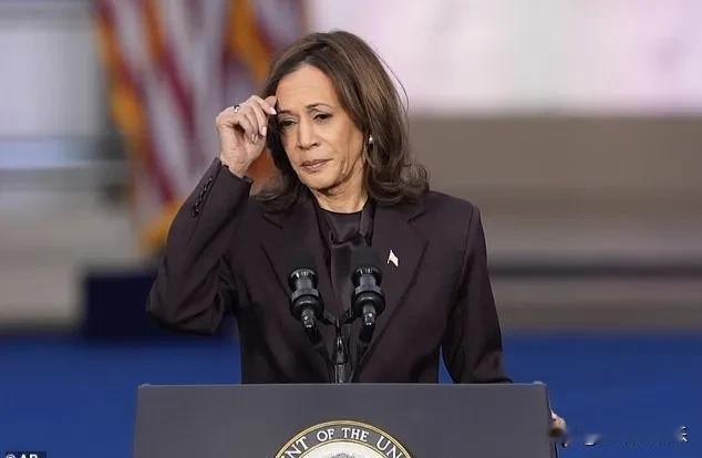 哈里斯败选后，把竞选团队骂哭了。
报道称，哈里斯认为她表现几乎完美因为筹集到的竞