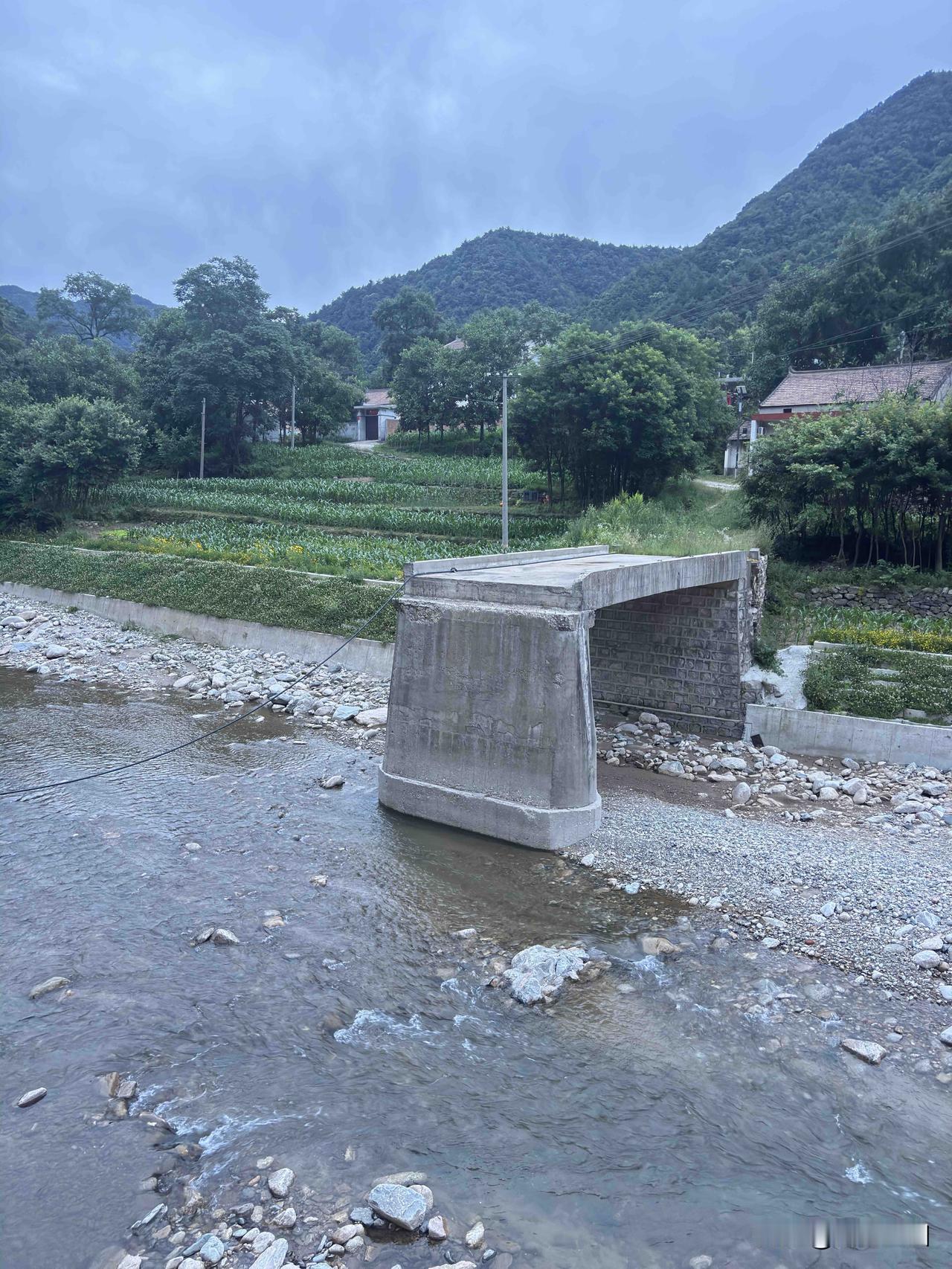 蓝田蓝桥河这断桥，是当年暴雨水灾的见证者，连桥都冲断了，不敢想象水有多大多猛。现