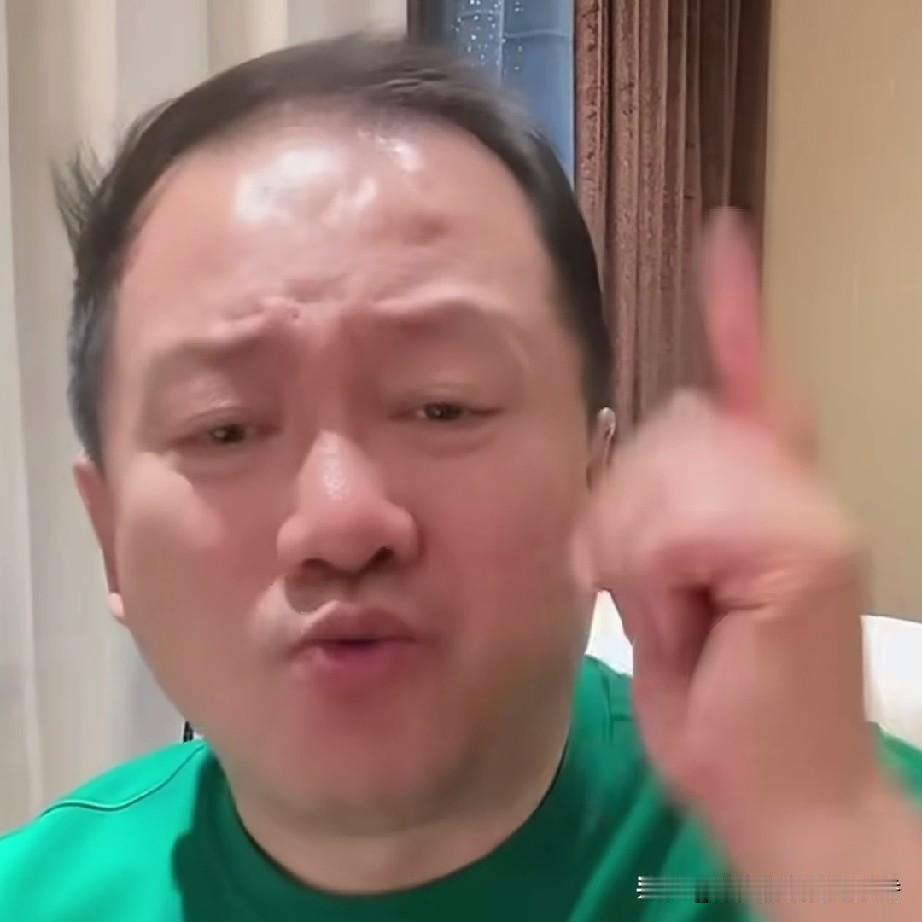 “谢广坤”在直播的时侯说:“我每天就是熬点酸菜汤，这就是我每天的生活，好吃的谁都