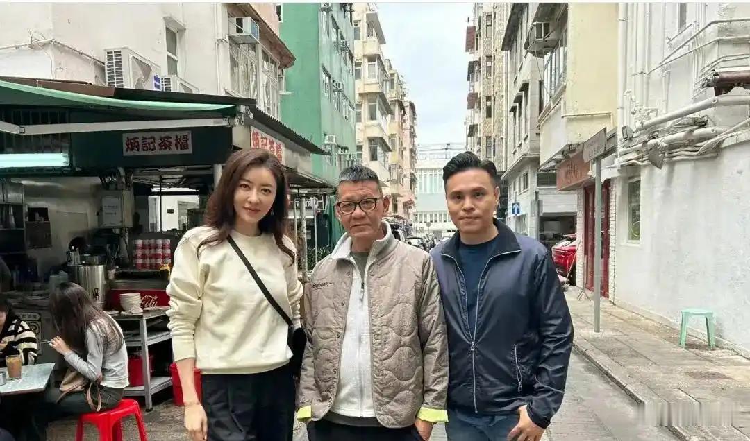 熊黛林和丈夫在大排档用餐，看她的样子，颜值丝毫没有变化，反而显得更加温柔 