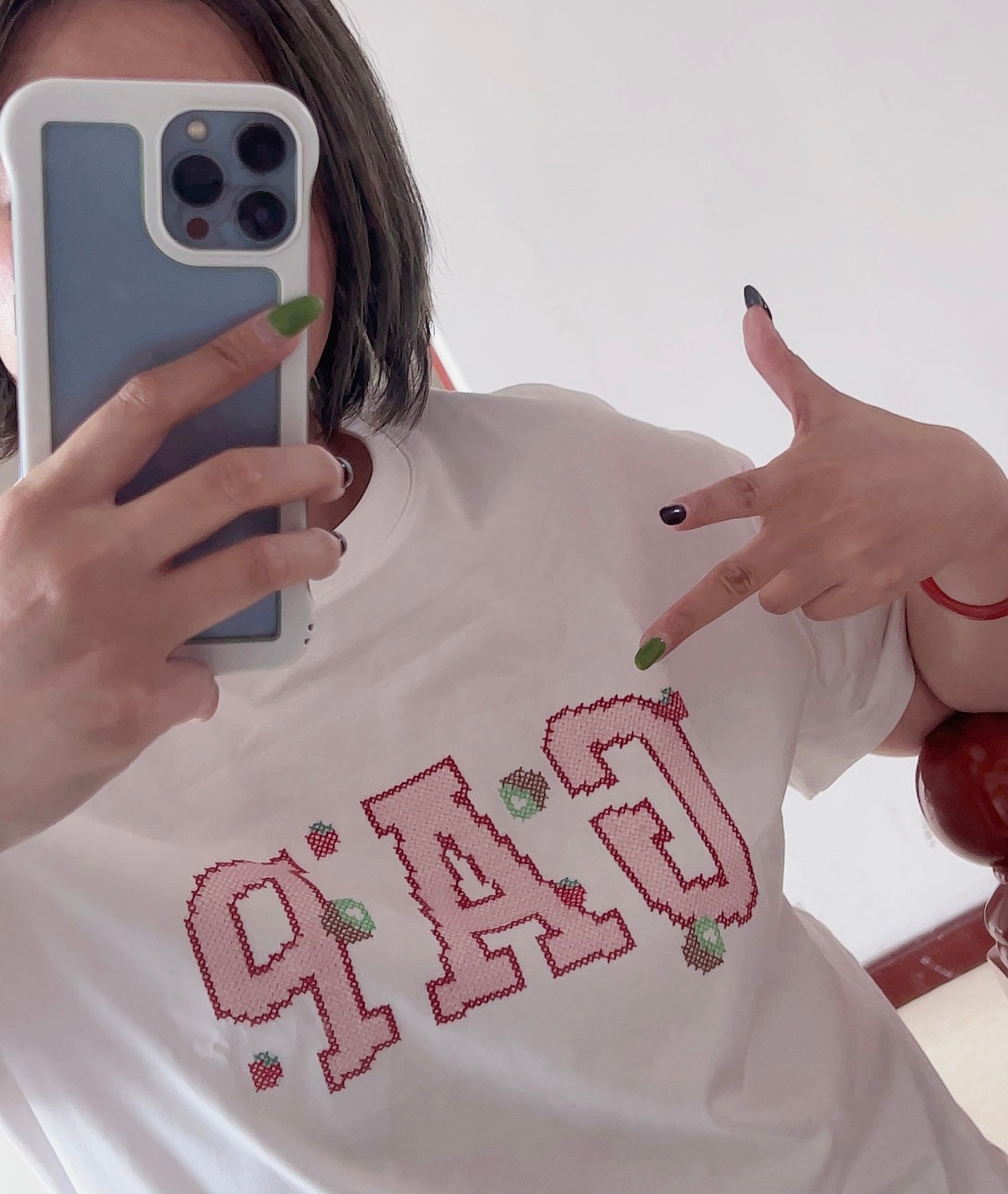 轮到我秀GAP的🥝🍓短袖了~自从看过成毅吃草莓后，现在除了奇异果图案，第二爱