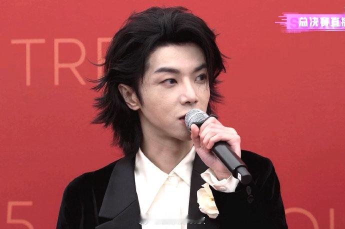 华晨宇西装白花婚礼造型清冷贵气感直接溢出屏幕，妥妥的婚礼男主本主啊！声鸣远扬总决