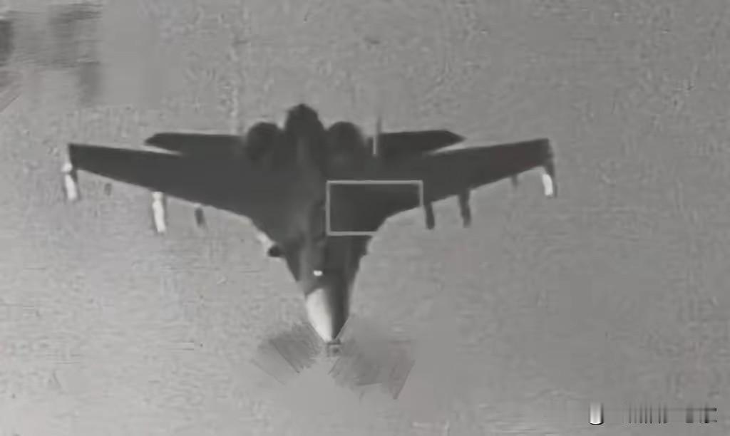 多说无益，上图就完了，且看这模糊不清而又一眼能看出的建筑，还不够明白岛内的谁还在