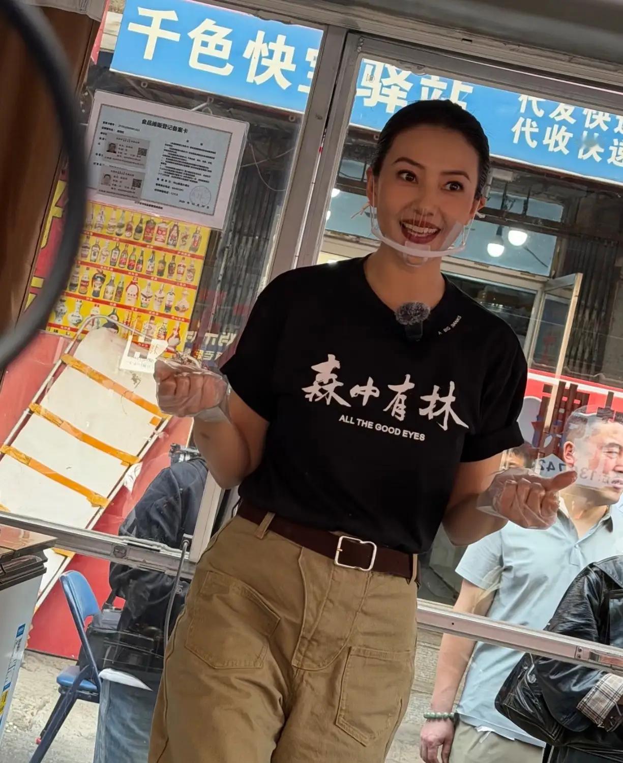 高圆圆在沈阳亚明市场的菜市场活动现场，为她主演的新电影《森中有林》做线下宣传，还