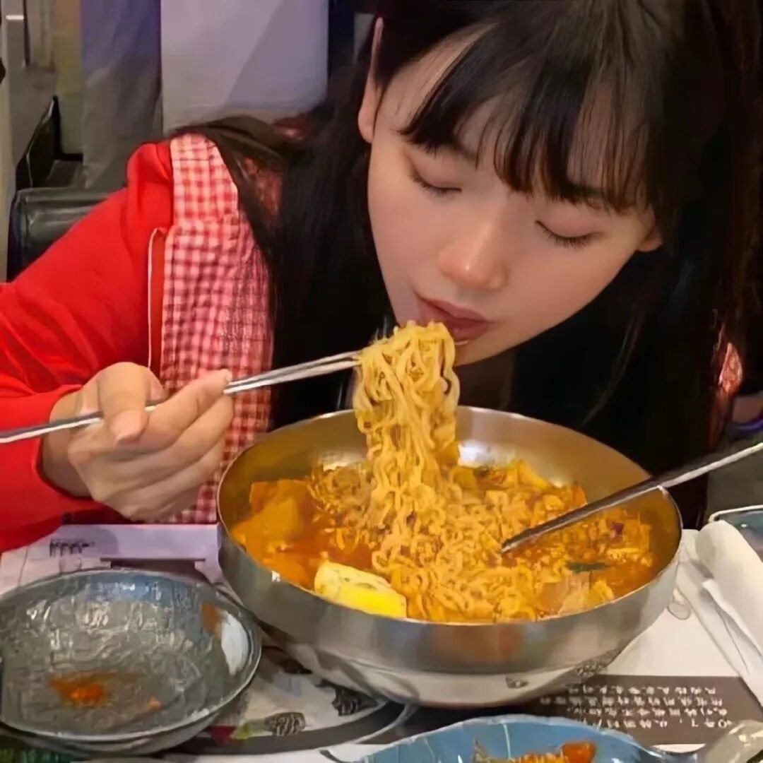 我劝朋友不要恋爱脑 轮到我自己 那年我双手插兜 没见过比我更能舔的狗. 