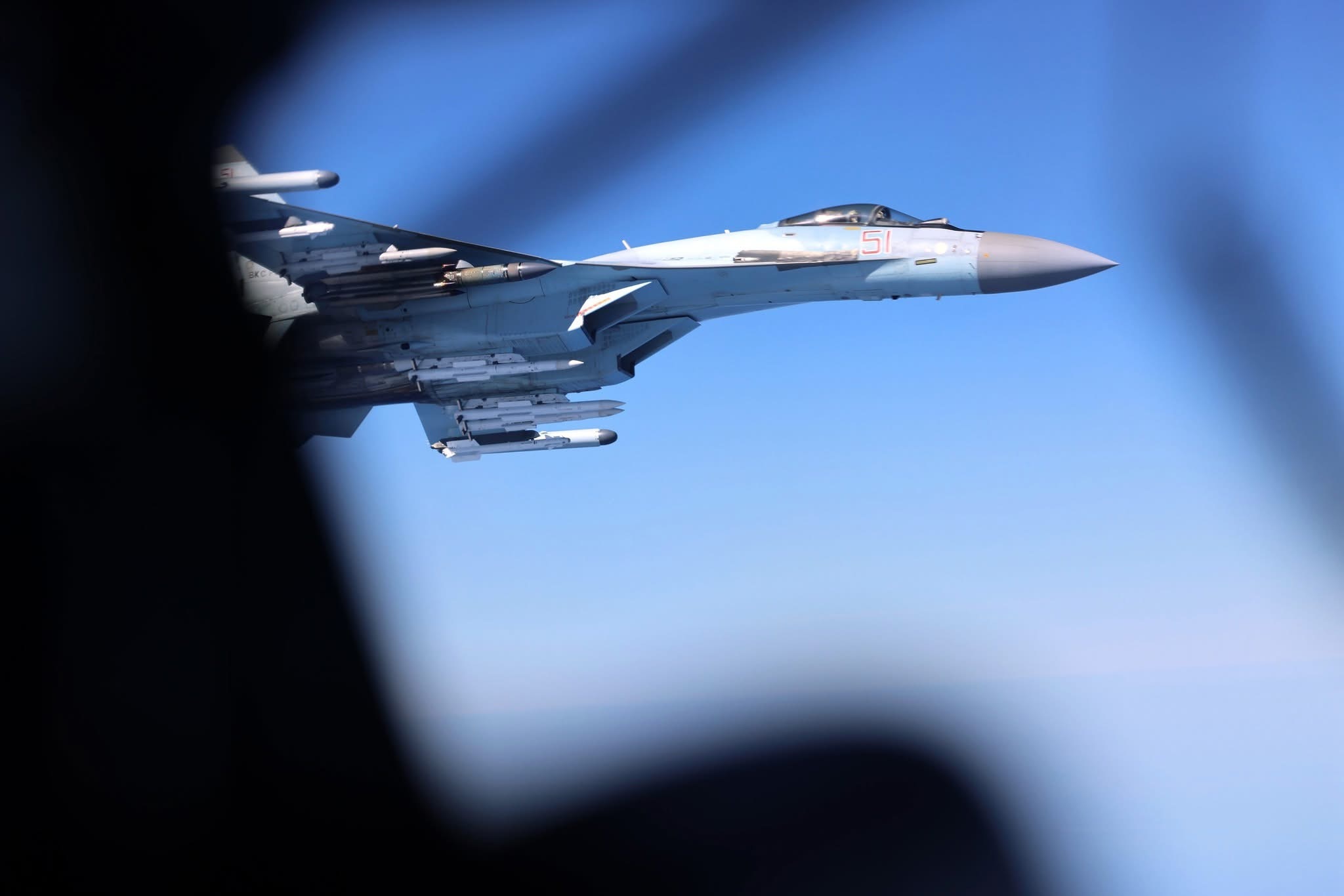 英国皇家空军（RAF）镜头中的苏35由RC135电子侦察机摄于黑海，双方一度接近