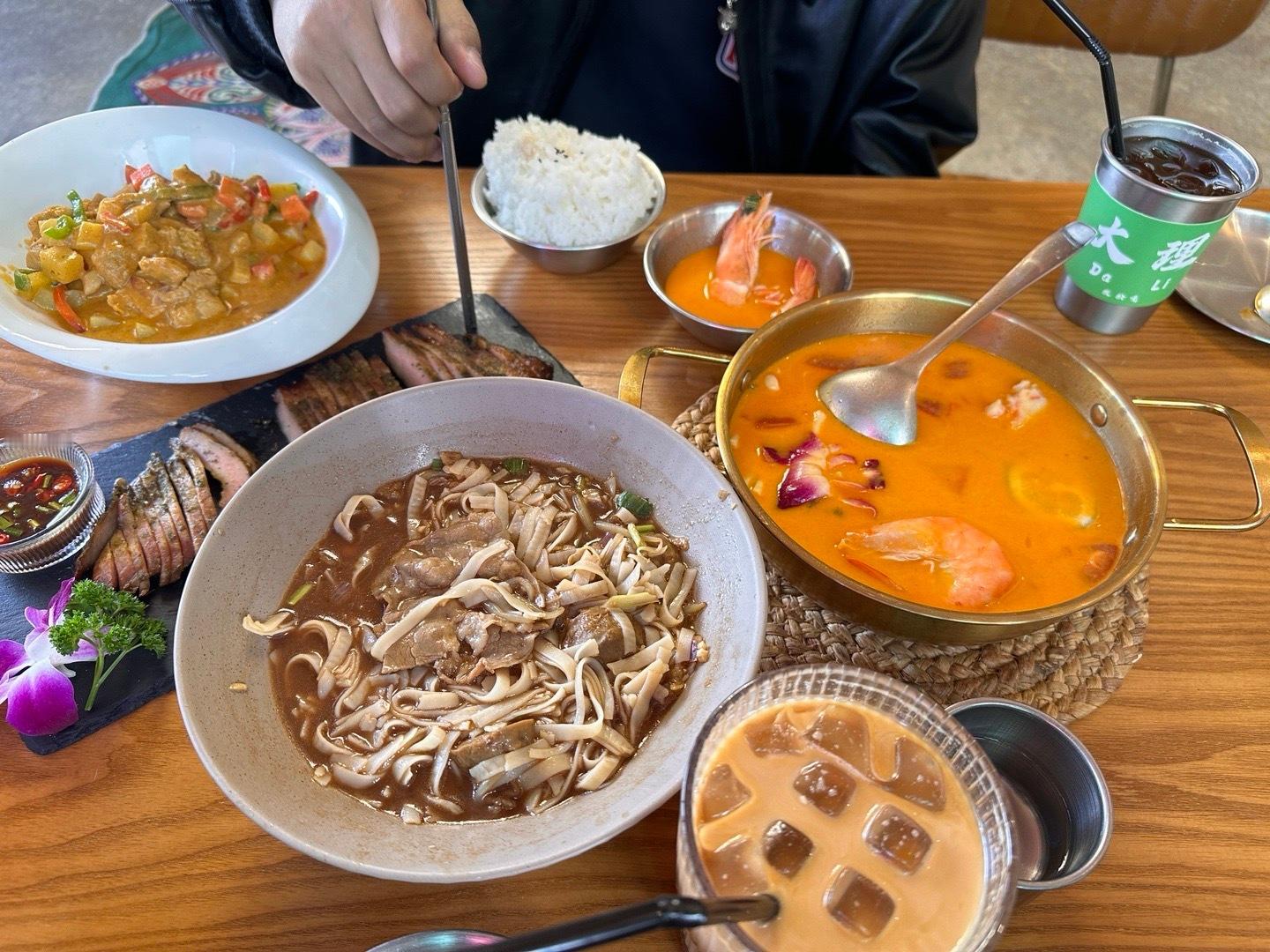美好的下午从越南牛肉粉➕咖喱鸡饭➕猪颈肉和冬阴功开始[送花花] ​​​