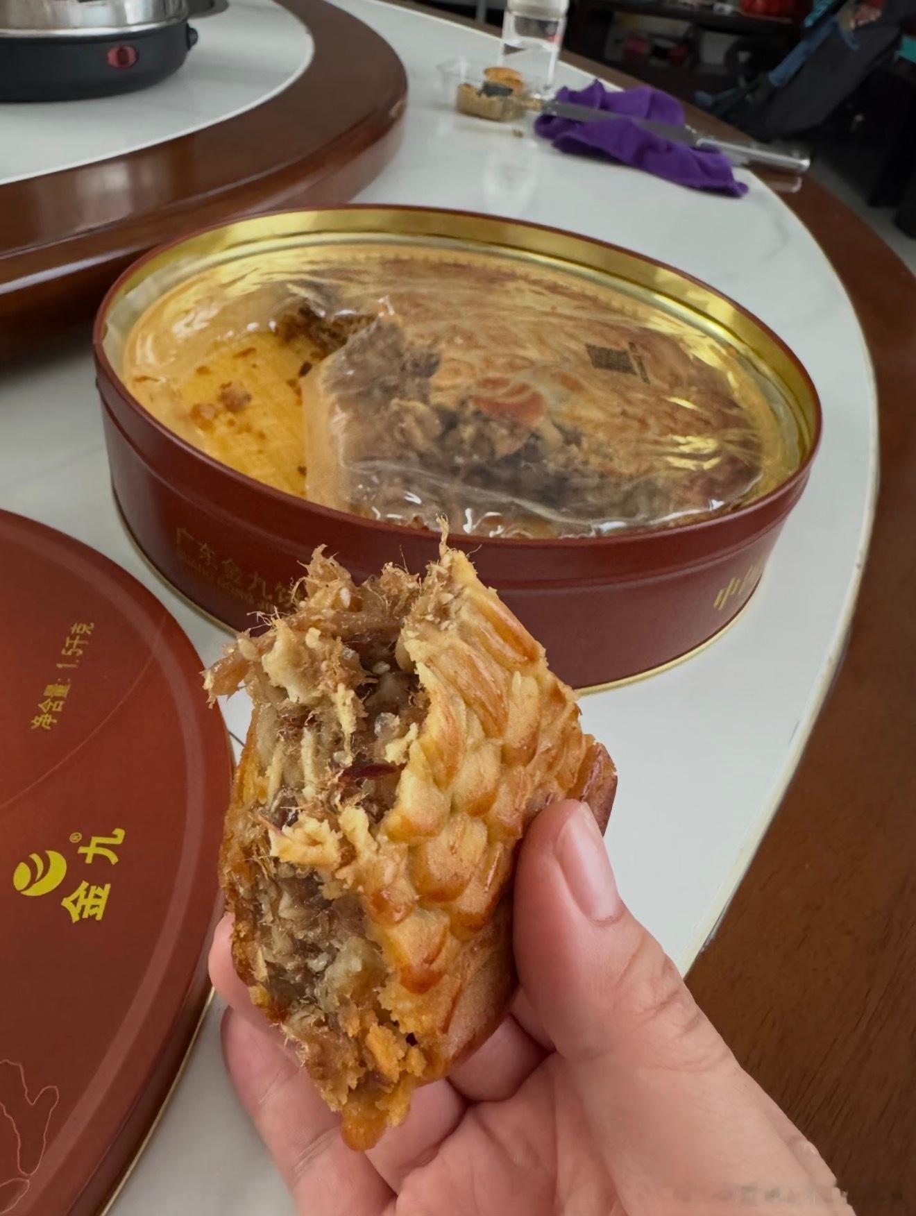 月饼直接吃还是切开吃莲蓉蛋黄月饼切开，流心才能直观展现；扎实的云腿月饼，直接啃风