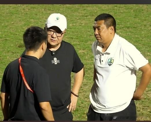 三人聚首研究下半场作战计划。
我有种预感中国小将下半场必进2个球。2-1战胜亚洲
