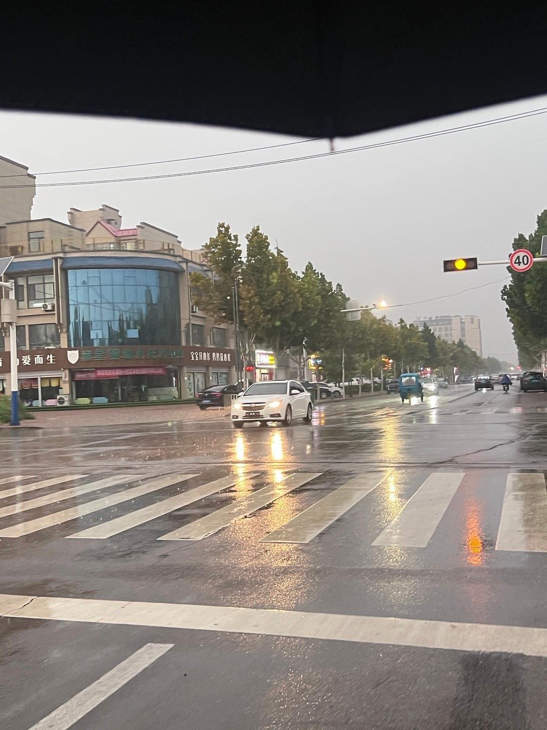 真的就是不上班的时候大晴天，只要一上班绝对下雨，我最喜欢下班休息听着外边的雨声睡